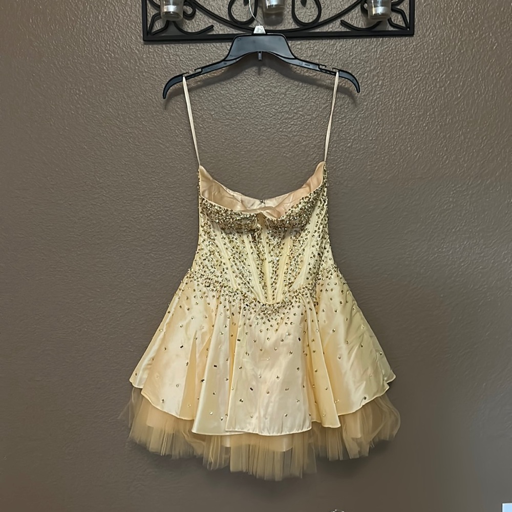 Beautiful yellow party dress!